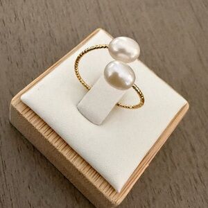 Gold Twisted Band Ring with White Freshwater Pearls